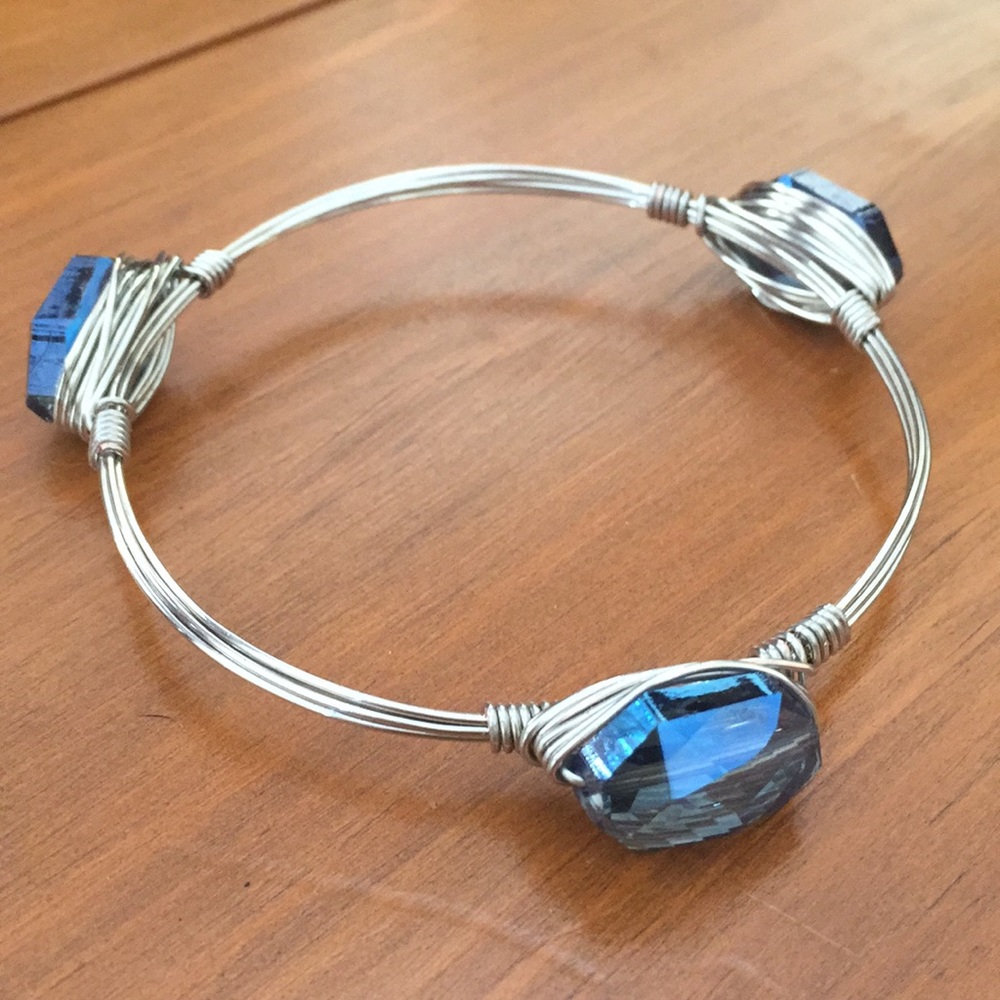 HP!!💙 Beautiful bangle bracelet with blue stones.